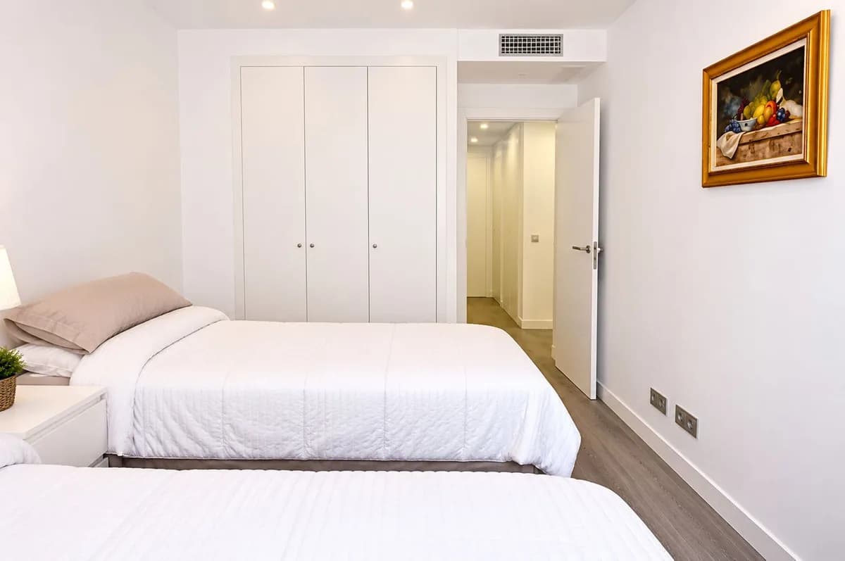 3 Bedroom Middle Floor Apartment for Sale in Benalmadena, Málaga - Image 8