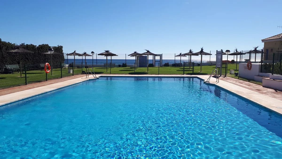 2 Bedroom Middle Floor Apartment for Sale in Estepona, Málaga - Image 2