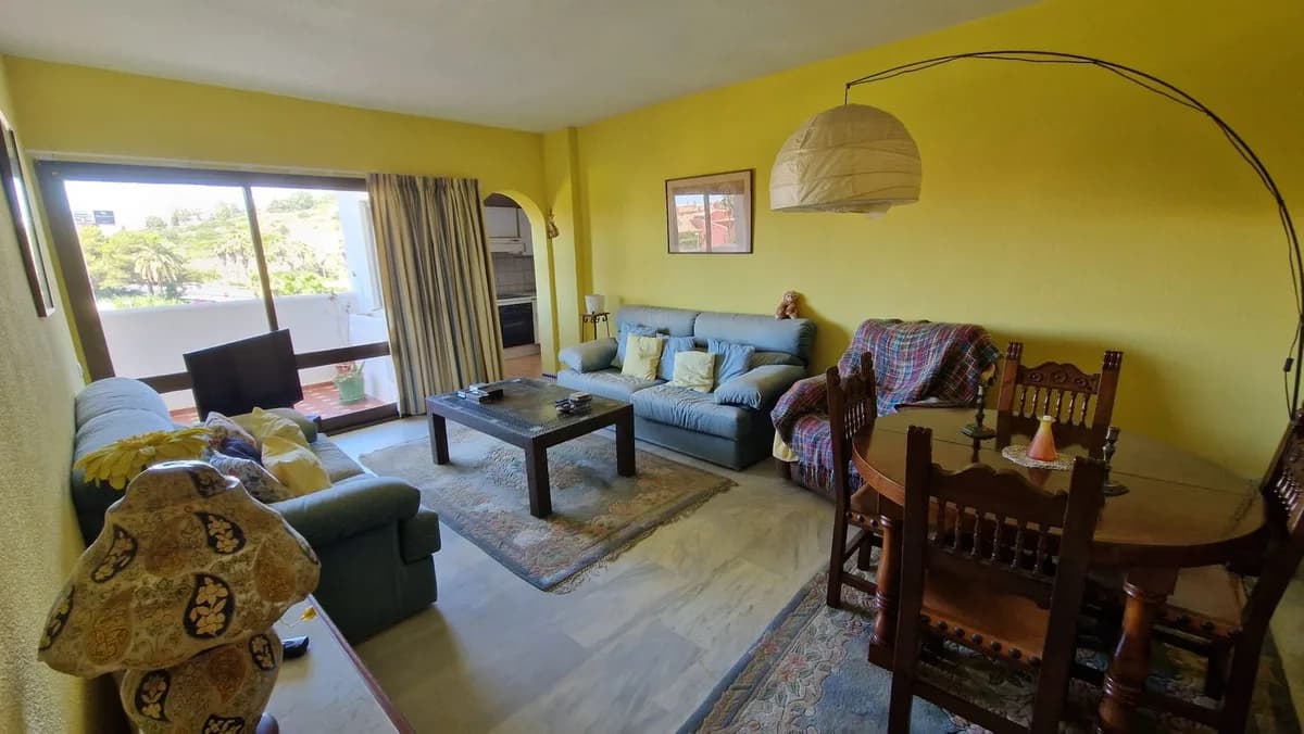 2 Bedroom Middle Floor Apartment for Sale in Estepona, Málaga - Image 4
