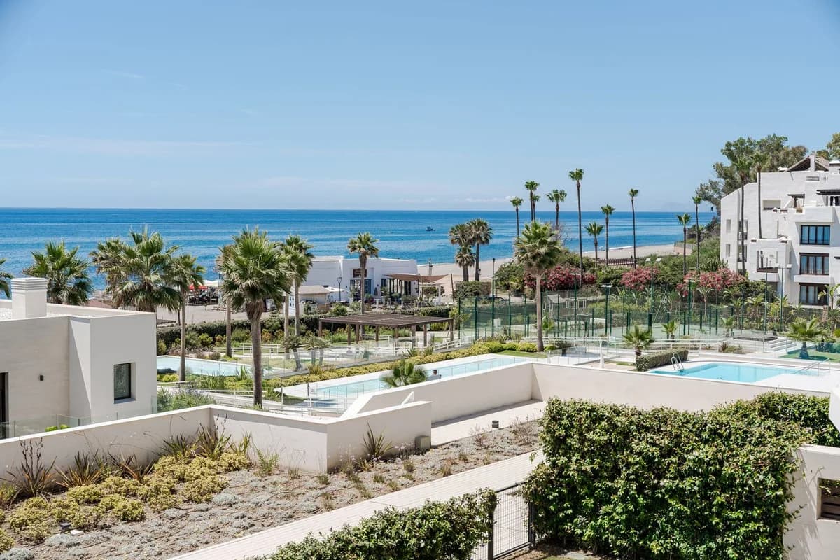 3 Bedroom Middle Floor Apartment for Sale in Estepona, Málaga - Image 4