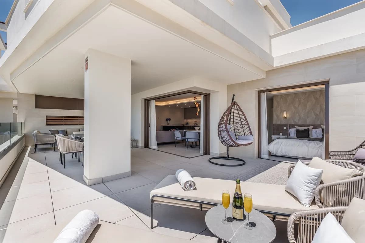 3 Bedroom Middle Floor Apartment for Sale in Estepona, Málaga - Image 5