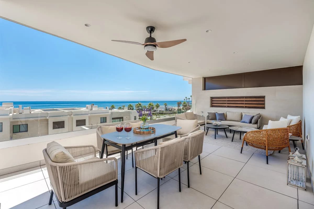 3 Bedroom Middle Floor Apartment for Sale in Estepona, Málaga - Image 7