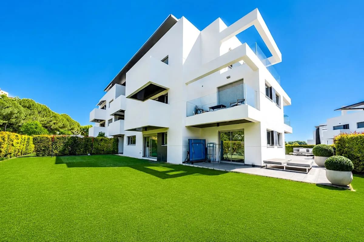 3 Bedroom Ground Floor Apartment for Sale in Atalaya, Málaga - Image 2