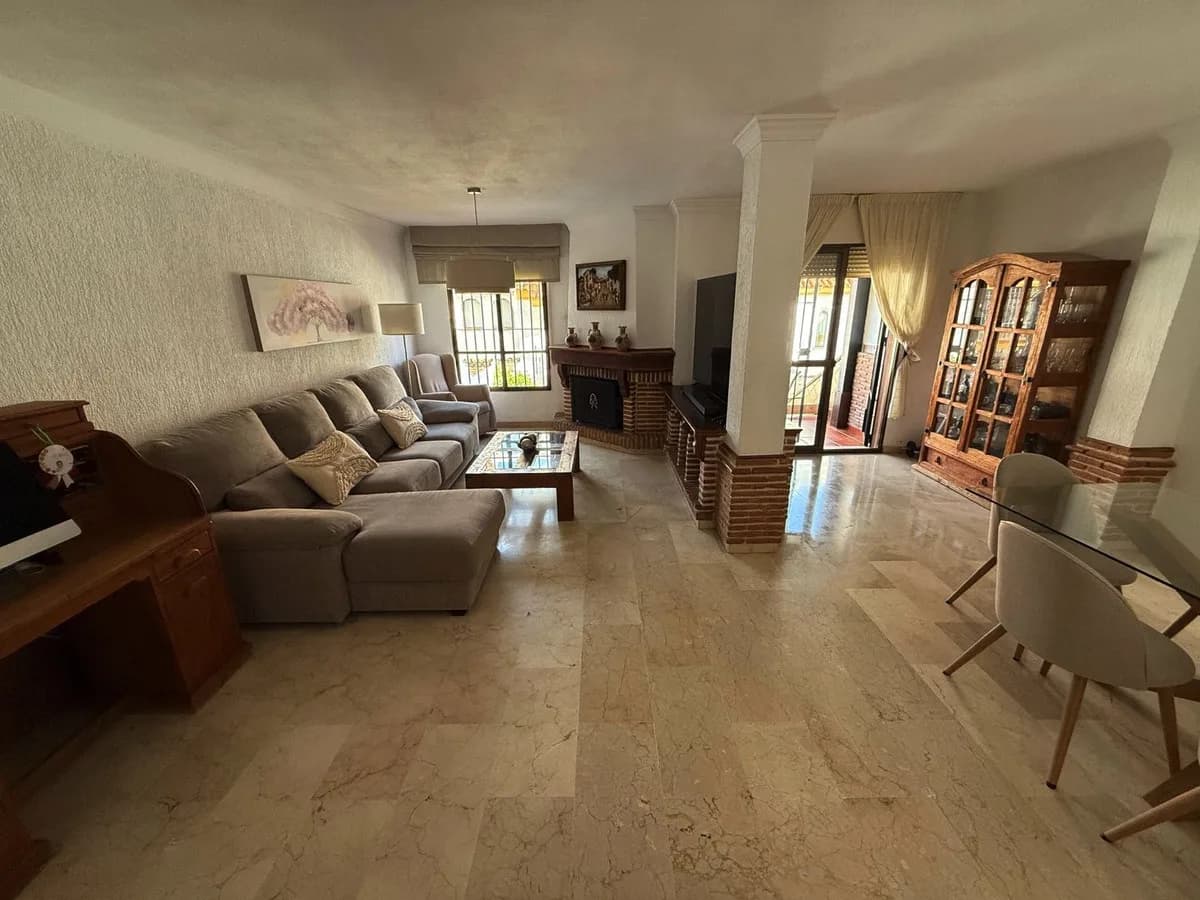 4 Bedroom Townhouse for Sale in Estepona, Málaga - Image 2