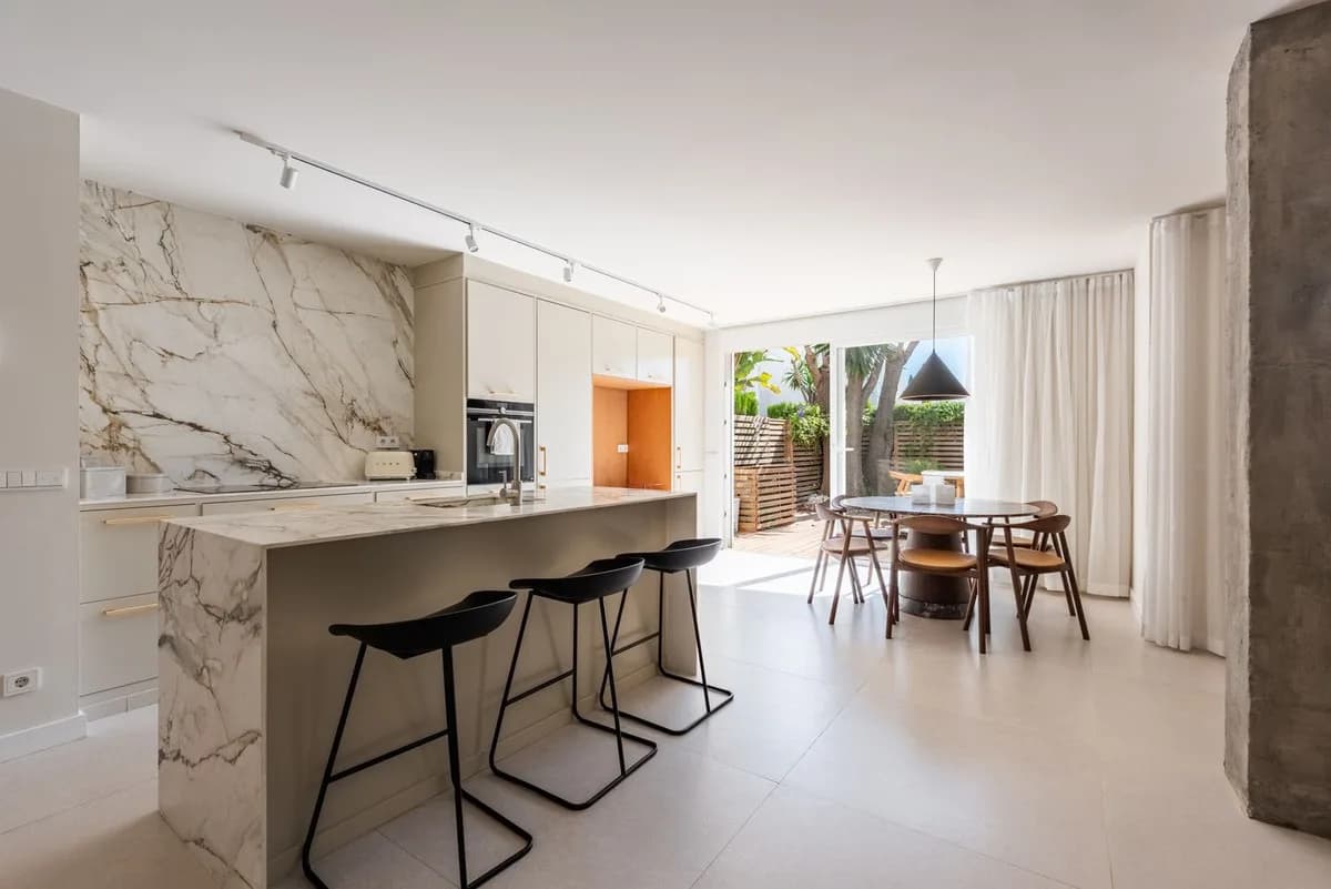 3 Bedroom Ground Floor Apartment for Sale in Nueva Andalucía, Málaga - Image 2