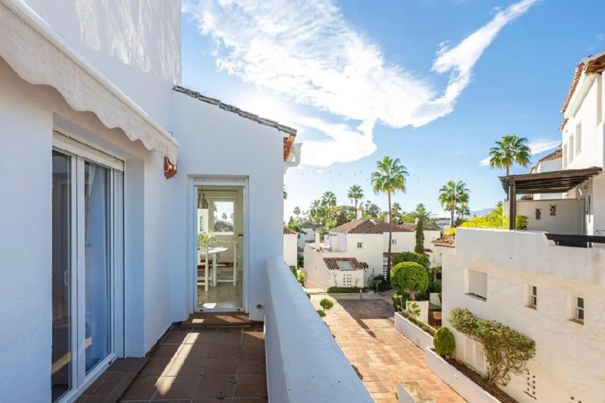 4 Bedroom Middle Floor Apartment for Sale in Bahía de Marbella, Málaga - Image 4