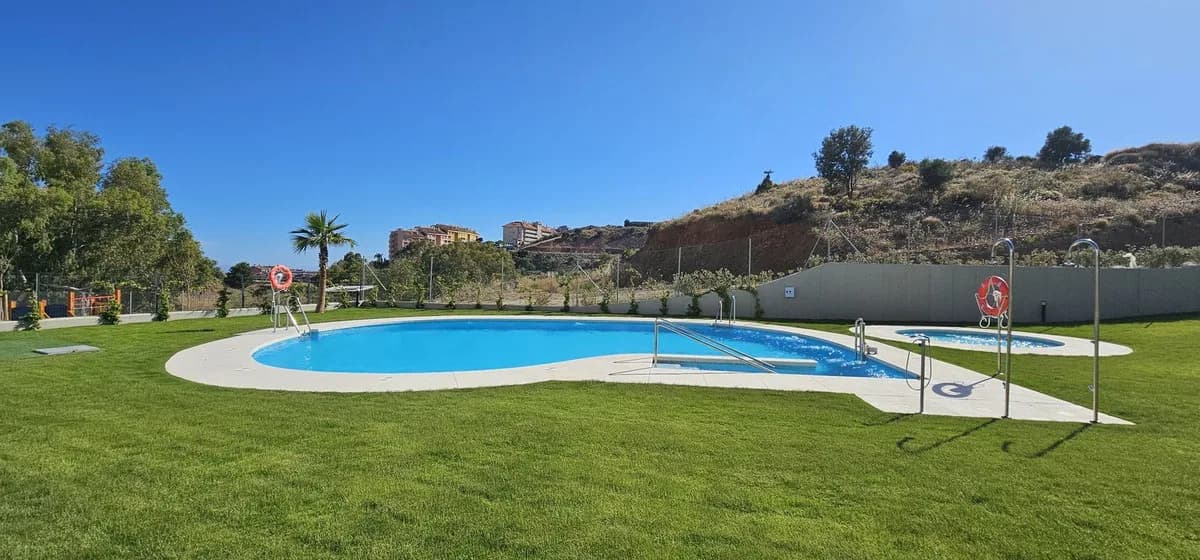 2 Bedroom Middle Floor Apartment for Sale in Fuengirola, Málaga - Image 2