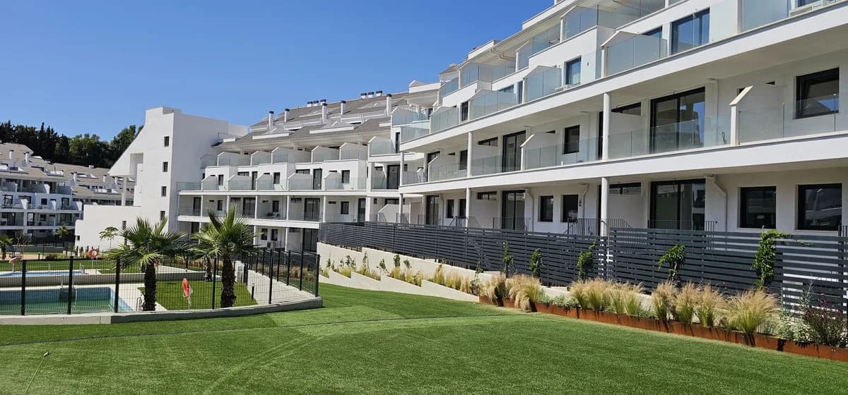 2 Bedroom Middle Floor Apartment for Sale in Fuengirola, Málaga - Image 3