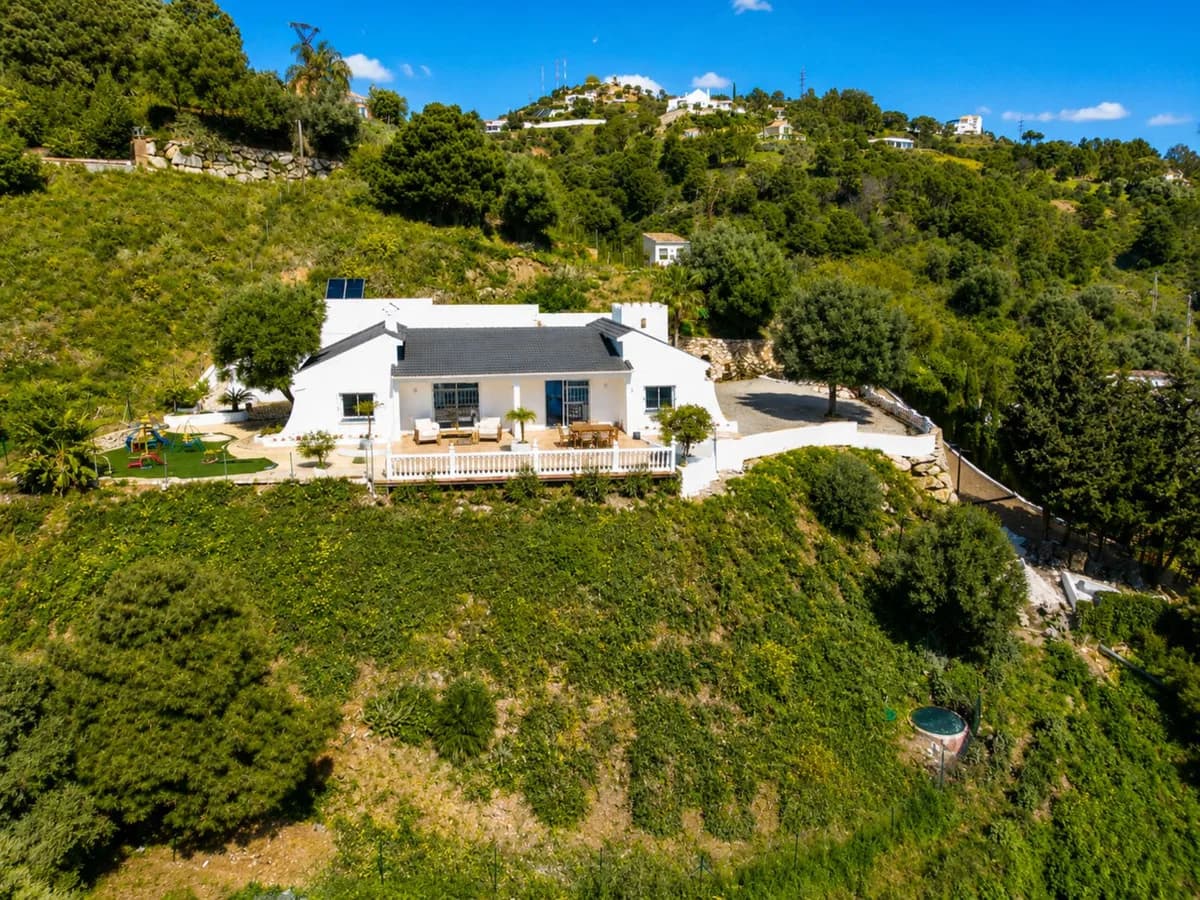 5 Bedroom Finca - Cortijo for Sale in Estepona, Málaga - Image 3
