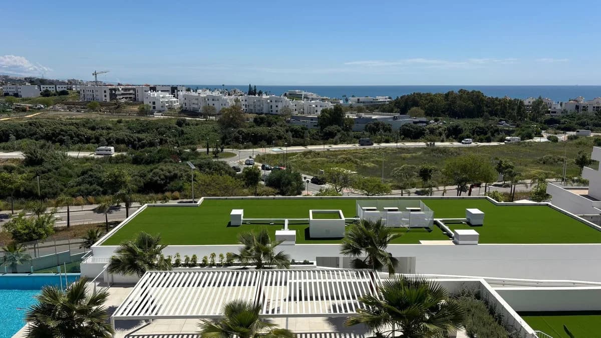 2 Bedroom Middle Floor Apartment for Sale in Estepona, Málaga - Image 2