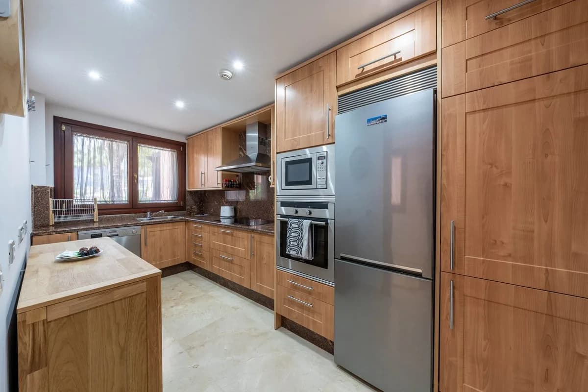 2 Bedroom Middle Floor Apartment for Sale in Estepona, Málaga - Image 7
