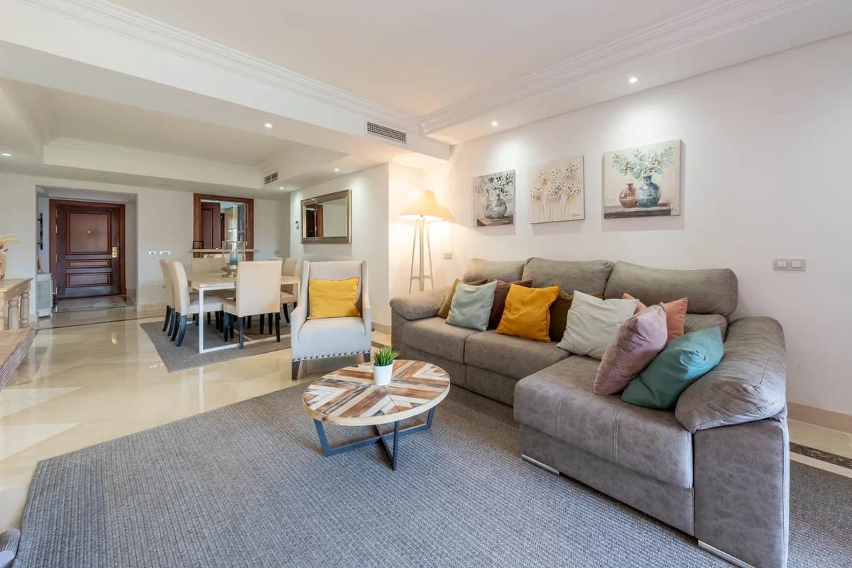 2 Bedroom Middle Floor Apartment for Sale in Estepona, Málaga - Image 9