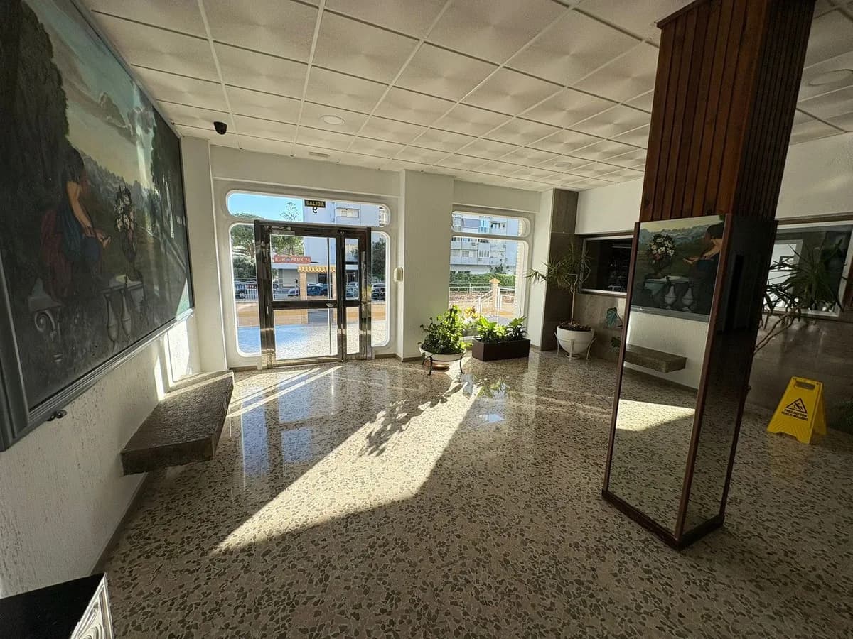 1 Bedroom Middle Floor Apartment for Sale in Arroyo de la Miel, Málaga - Image 4