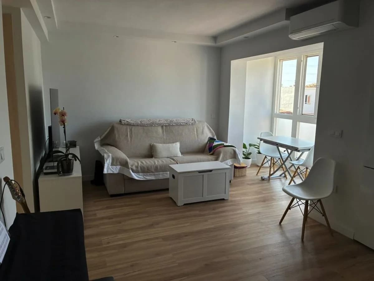 1 Bedroom Middle Floor Apartment for Sale in Nueva Andalucía, Málaga - Image 2