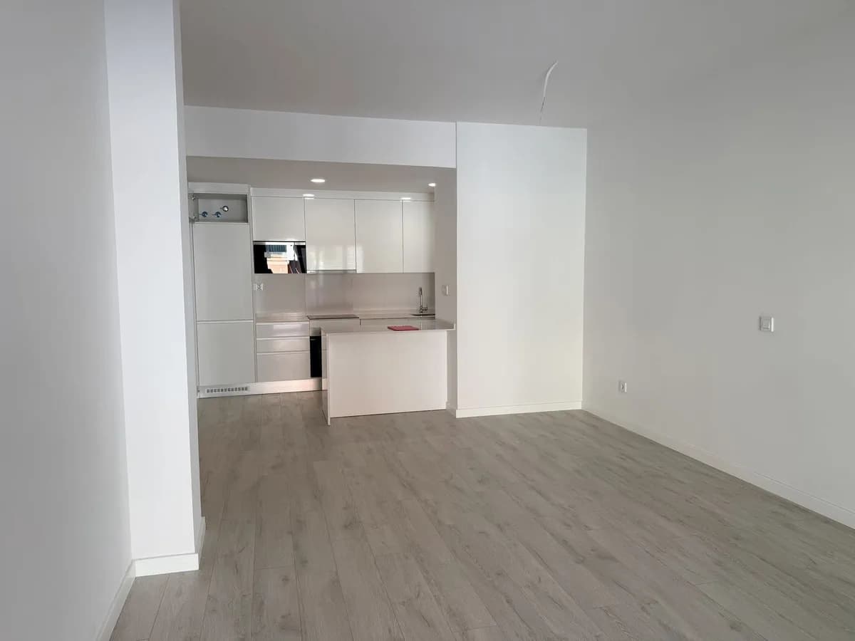2 Bedroom Middle Floor Apartment for Sale in Estepona, Málaga - Image 4