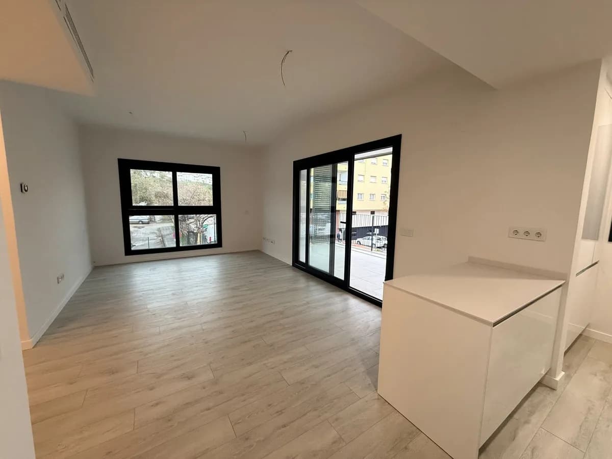 3 Bedroom Middle Floor Apartment for Sale in Estepona, Málaga - Image 2
