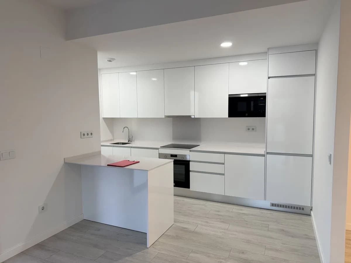 3 Bedroom Middle Floor Apartment for Sale in Estepona, Málaga - Image 5