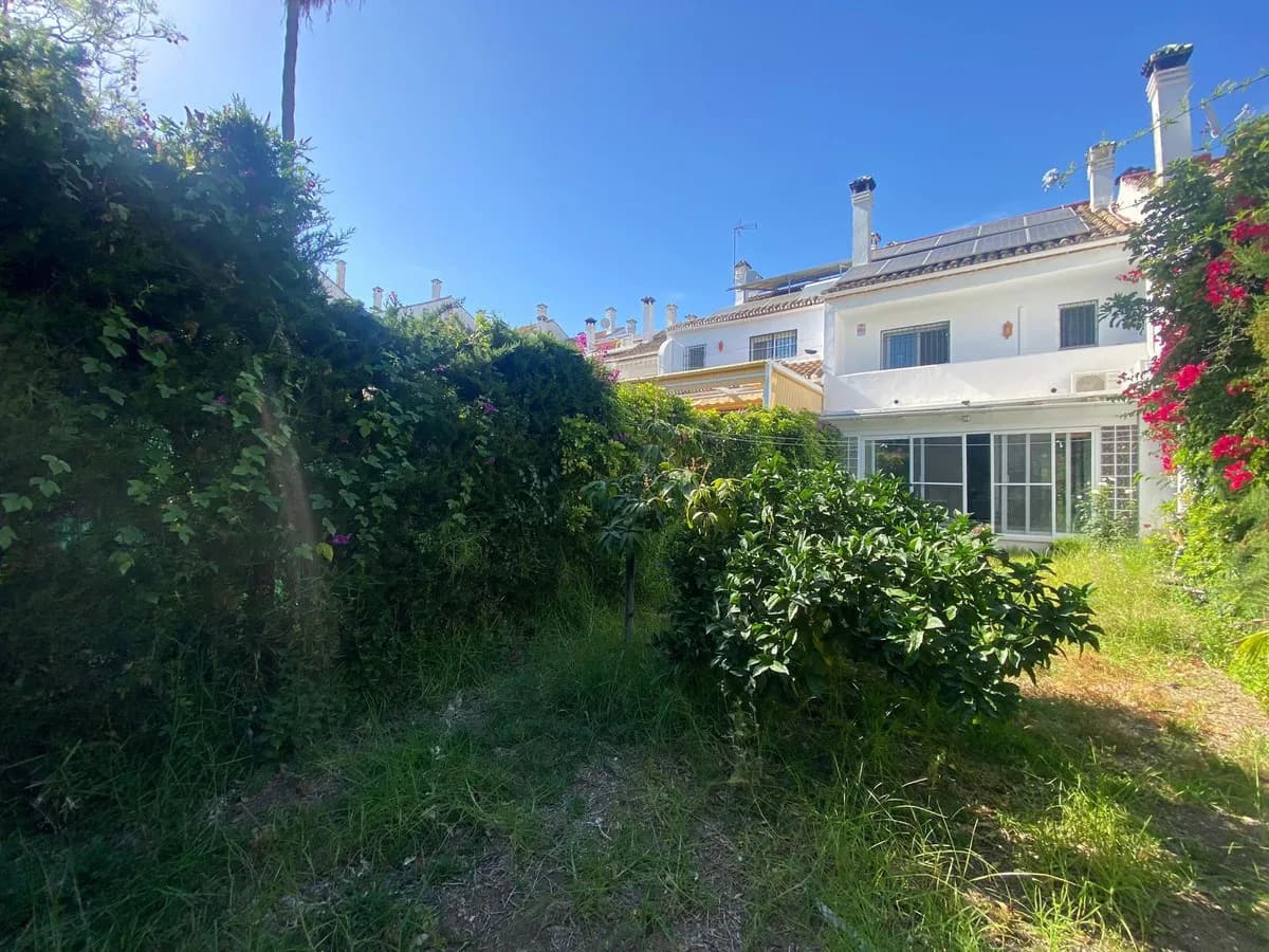 5 Bedroom Townhouse for Sale in The Golden Mile, Málaga - Image 2