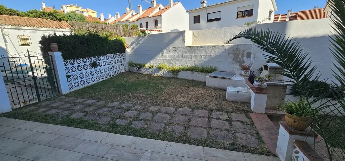 2 Bedroom Ground Floor Apartment for Sale in Fuengirola, Málaga - Image 3