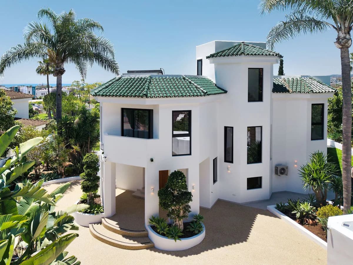 6 Bedroom Detached Villa for Sale in Bel Air, Málaga