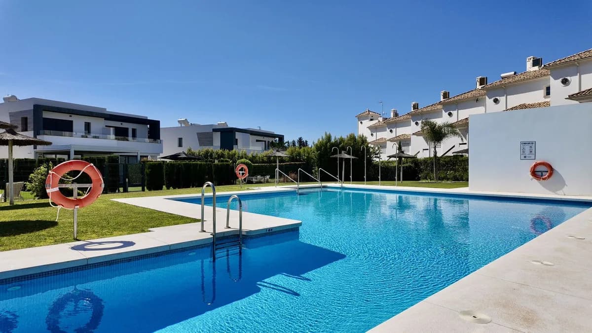4 Bedroom Semi-Detached House for Sale in New Golden Mile, Málaga - Image 2