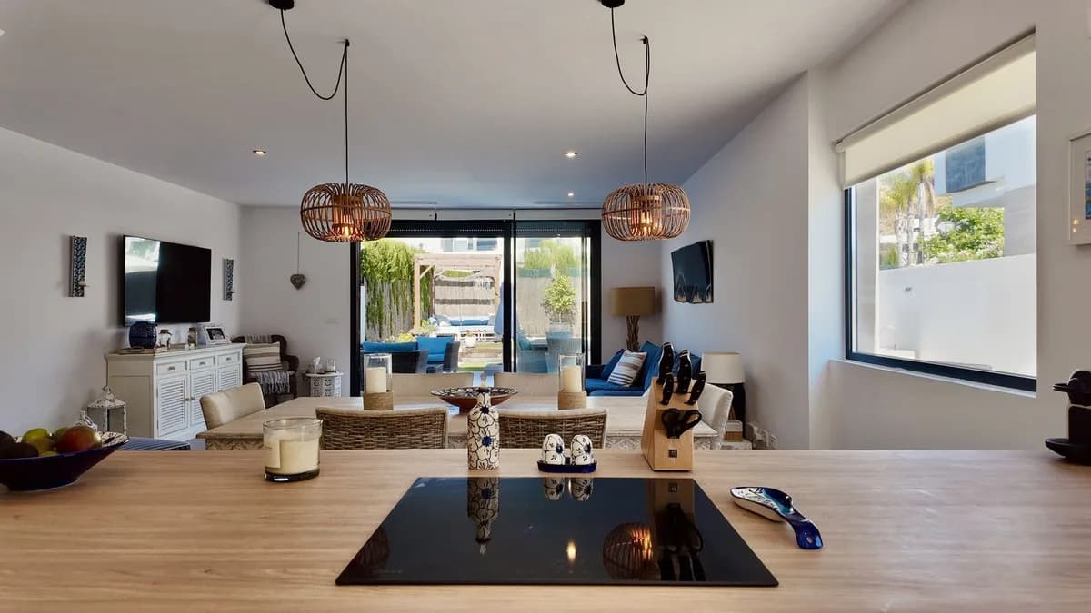 4 Bedroom Semi-Detached House for Sale in New Golden Mile, Málaga - Image 6