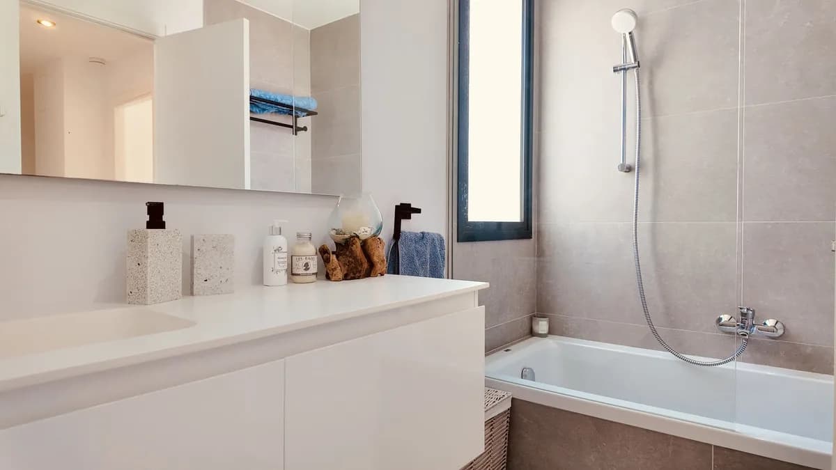 4 Bedroom Semi-Detached House for Sale in New Golden Mile, Málaga - Image 9