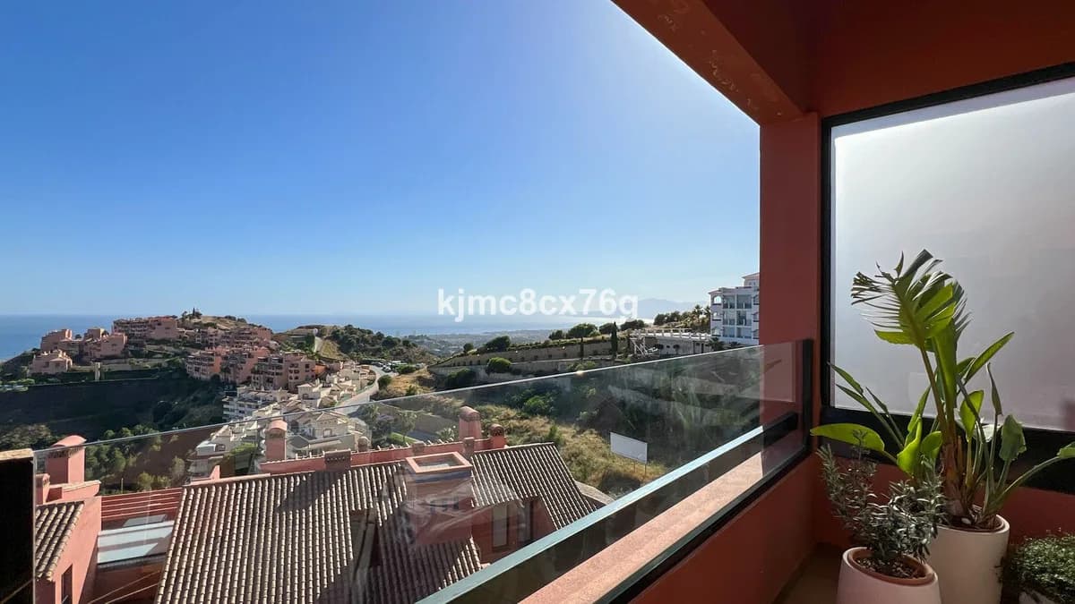 4 Bedroom Middle Floor Apartment for Sale in Calahonda, Málaga - Image 3