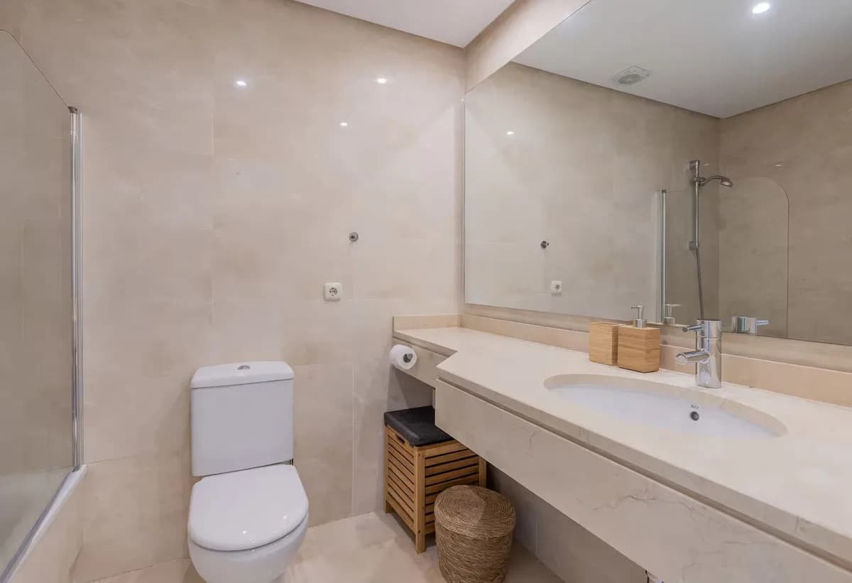 2 Bedroom Middle Floor Apartment for Sale in Estepona, Málaga - Image 9