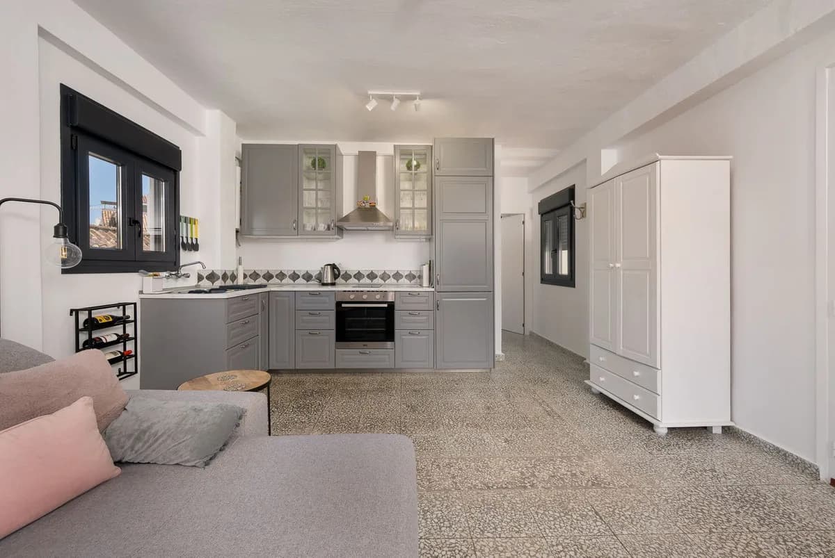 2 Bedroom Middle Floor Apartment for Sale in Estepona, Málaga - Image 2
