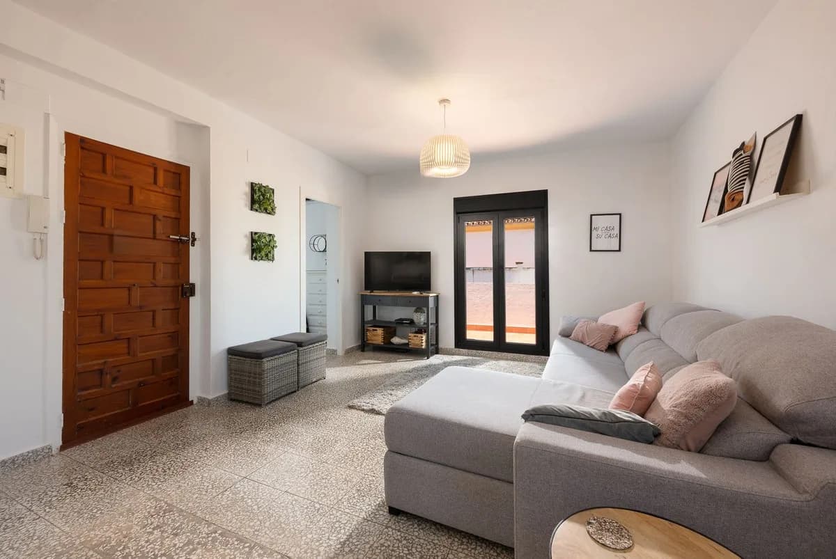2 Bedroom Middle Floor Apartment for Sale in Estepona, Málaga - Image 3