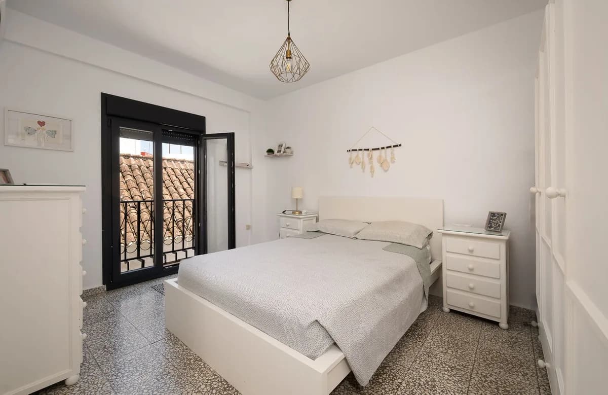 2 Bedroom Middle Floor Apartment for Sale in Estepona, Málaga - Image 5
