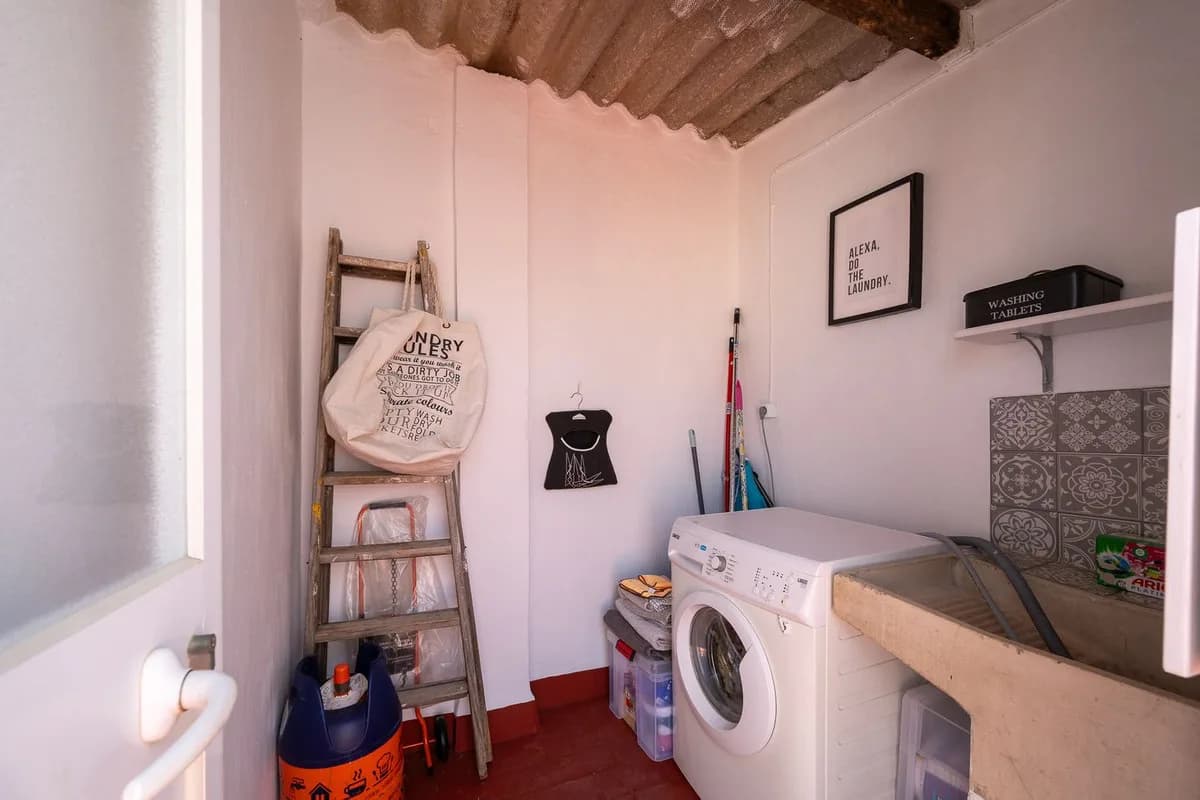 2 Bedroom Middle Floor Apartment for Sale in Estepona, Málaga - Image 8