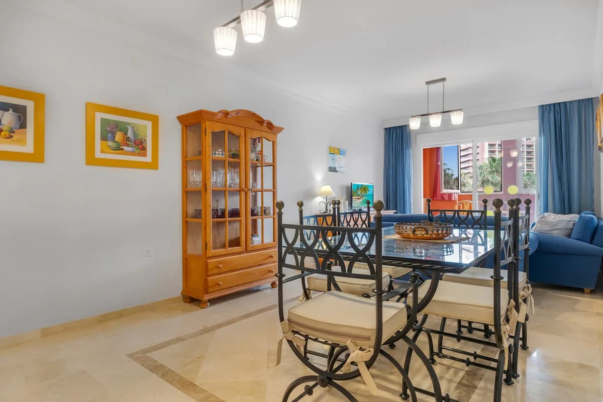 2 Bedroom Middle Floor Apartment for Sale in Benalmadena Costa, Málaga - Image 3