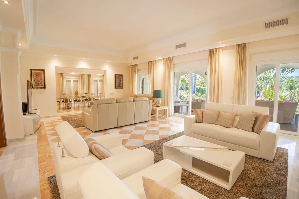 6 Bedroom Detached Villa for Sale in El Paraiso, Málaga - Image 7