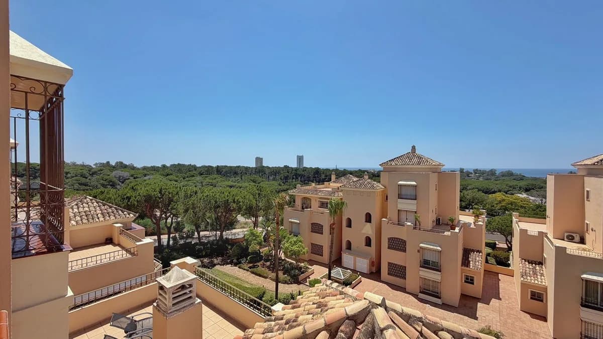 4 Bedroom Penthouse Duplex for Sale in Elviria, Málaga - Image 4