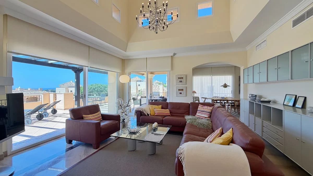 4 Bedroom Penthouse Duplex for Sale in Elviria, Málaga - Image 8