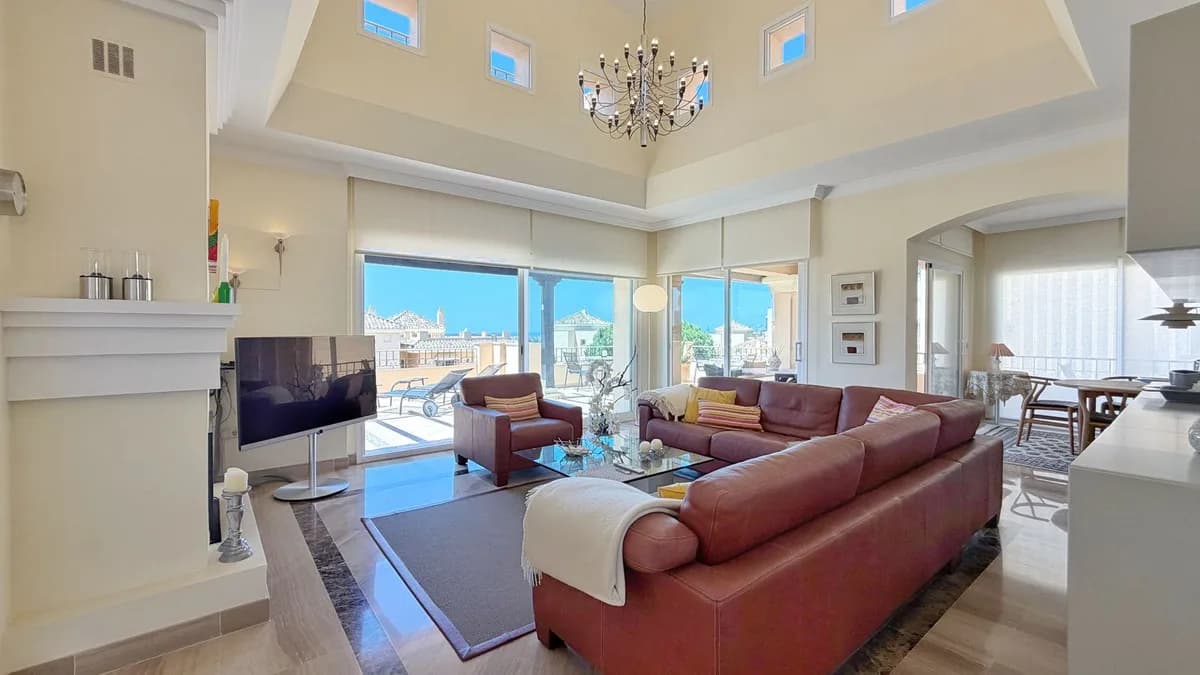4 Bedroom Penthouse Duplex for Sale in Elviria, Málaga - Image 9