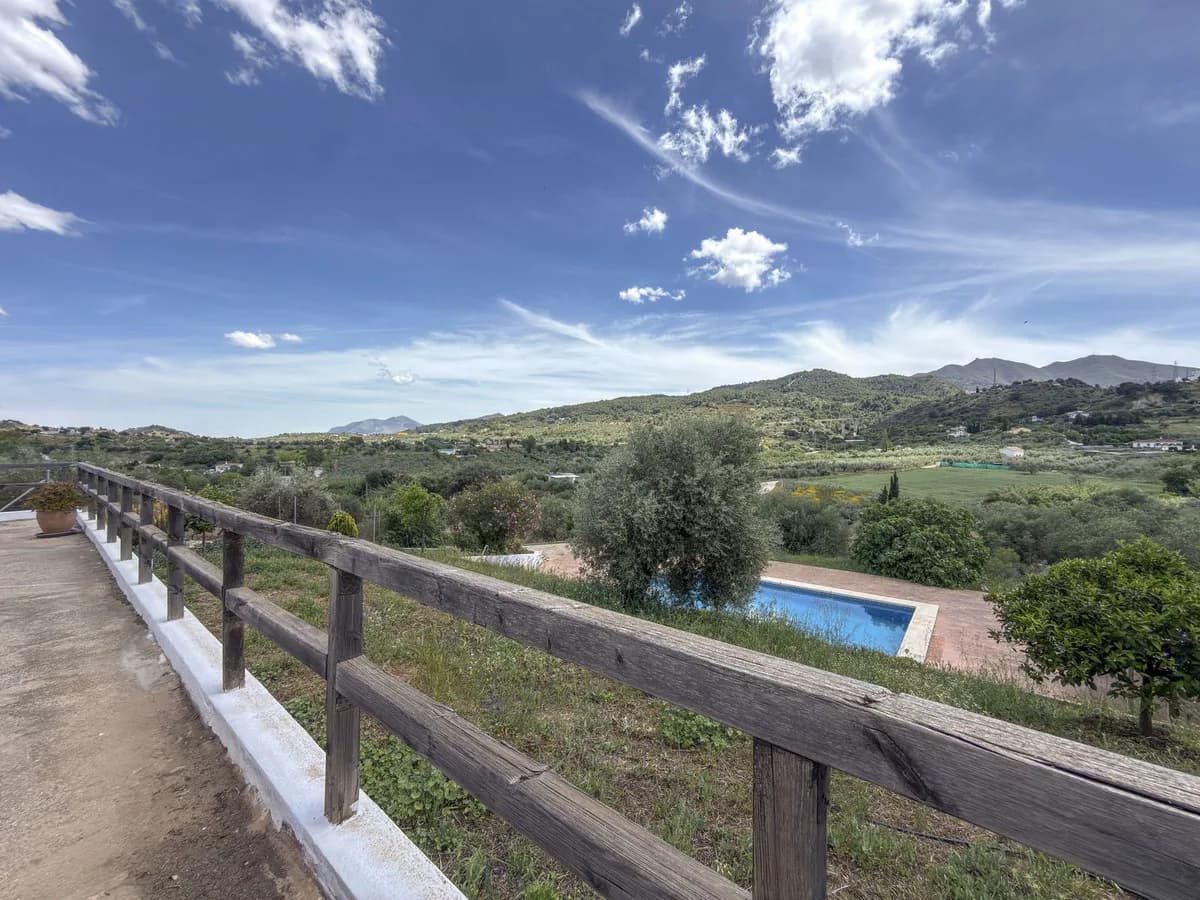 2 Bedroom Finca - Cortijo for Sale in Monda, Málaga - Image 2