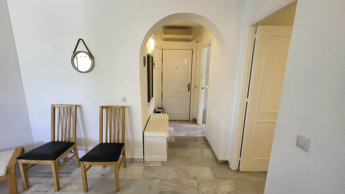 2 Bedroom Middle Floor Apartment for Sale in Calahonda, Málaga - Image 4