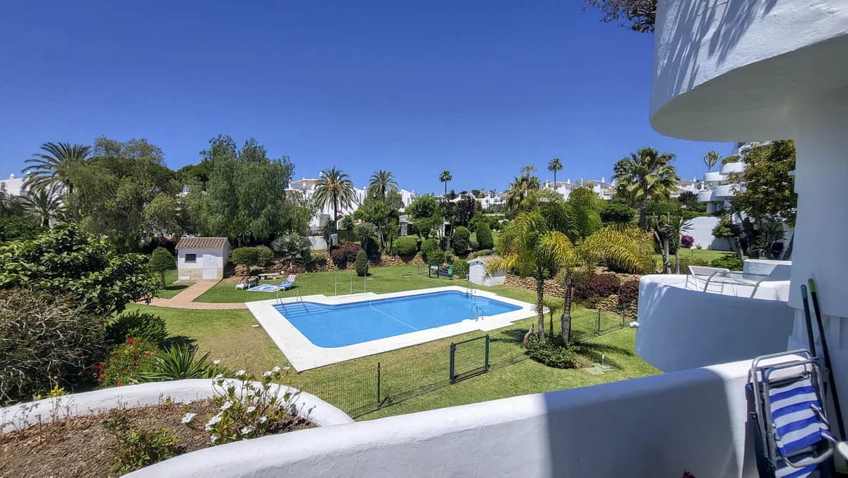 2 Bedroom Middle Floor Apartment for Sale in Calahonda, Málaga - Image 7