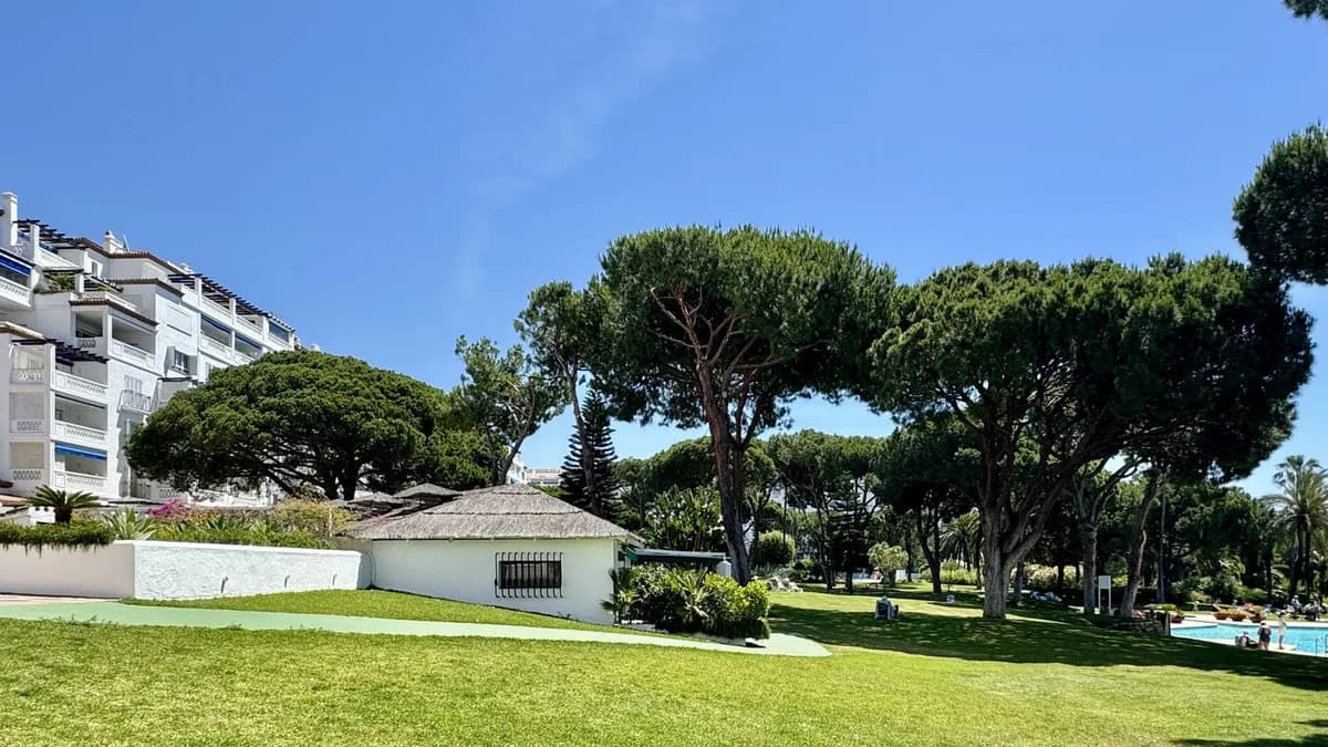 2 Bedroom Middle Floor Apartment for Sale in Puerto Banús, Málaga - Image 2