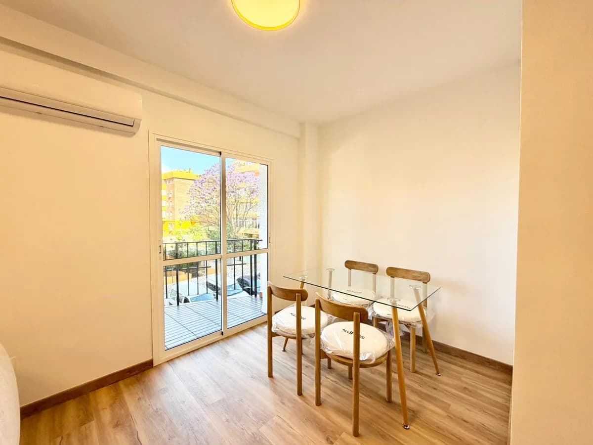 2 Bedroom Middle Floor Apartment for Sale in Arroyo de la Miel, Málaga - Image 4