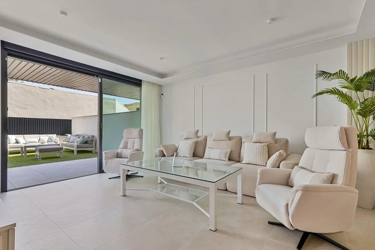 2 Bedroom Ground Floor Apartment for Sale in Fuengirola, Málaga - Image 2