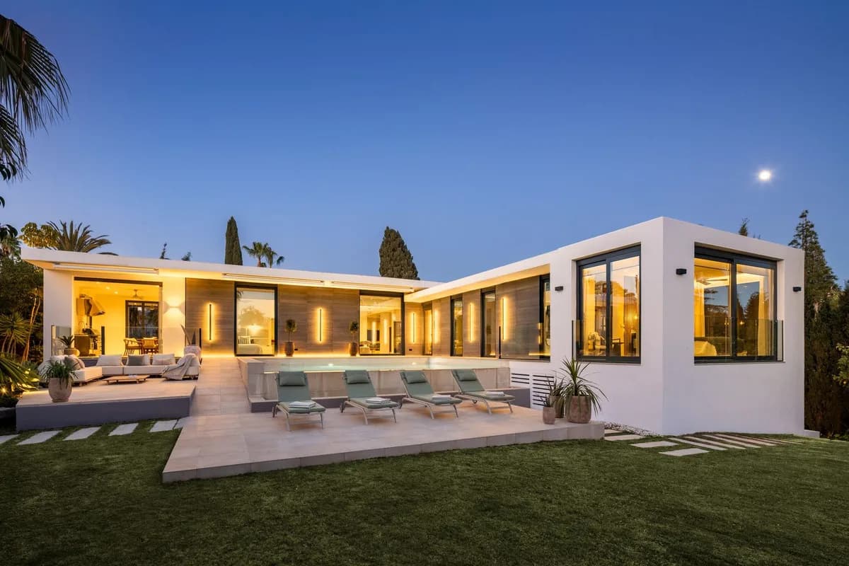 5 Bedroom Detached Villa for Sale in Nueva Andalucía, Málaga - Image 2