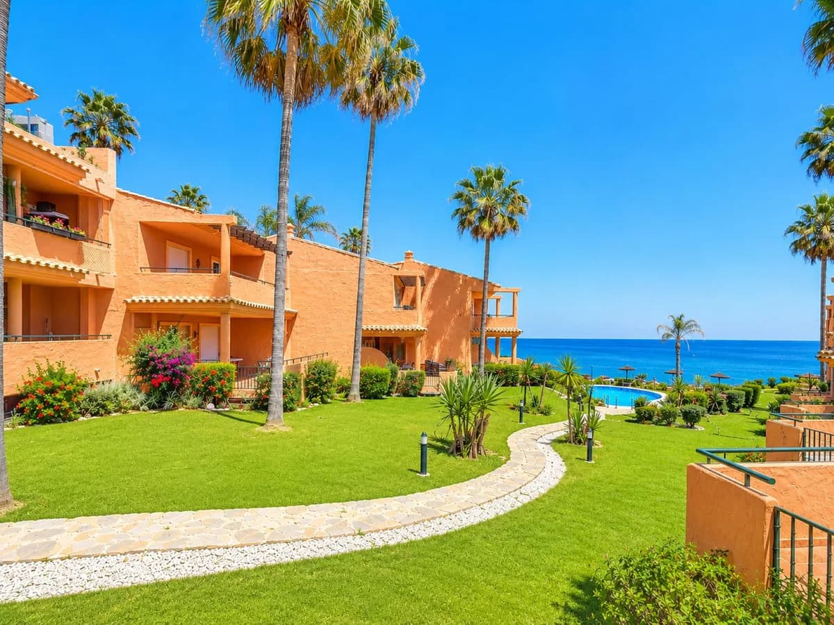 3 Bedroom Ground Floor Apartment for Sale in Estepona, Málaga - Image 3