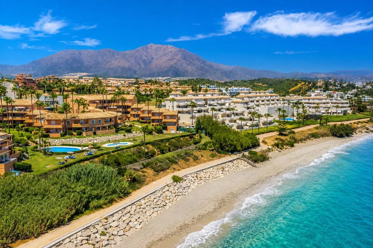 3 Bedroom Ground Floor Apartment for Sale in Estepona, Málaga - Image 4
