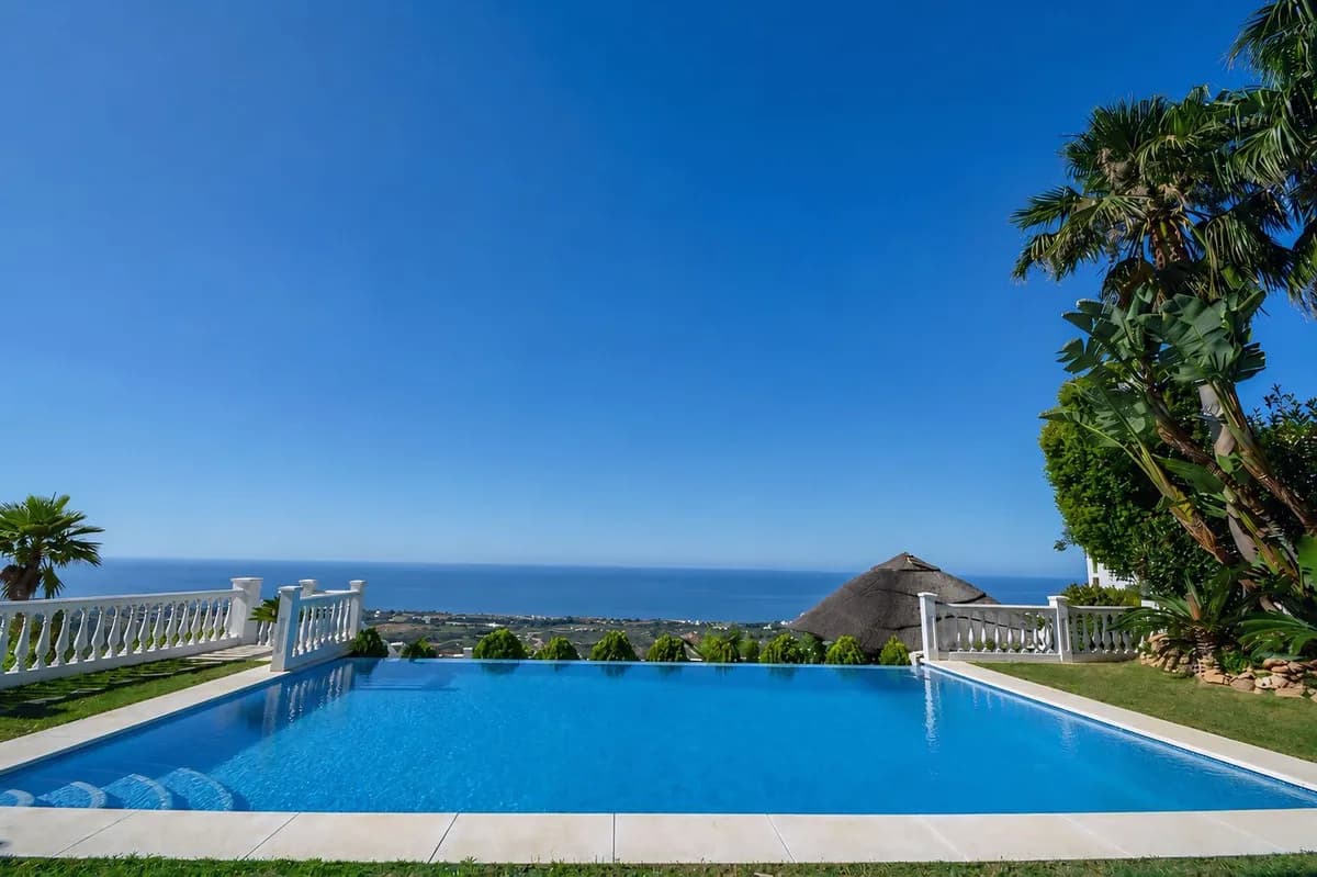 5 Bedroom Detached Villa for Sale in Marbella, Málaga - Image 2