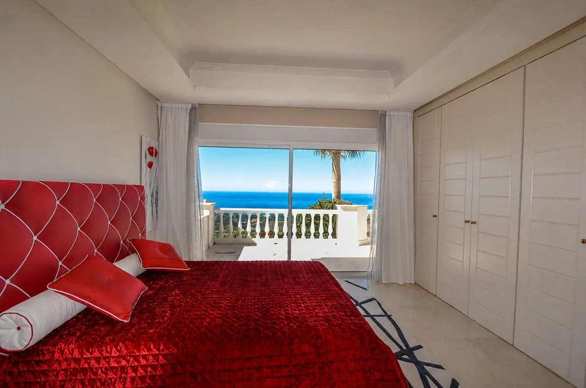 5 Bedroom Detached Villa for Sale in Marbella, Málaga - Image 3