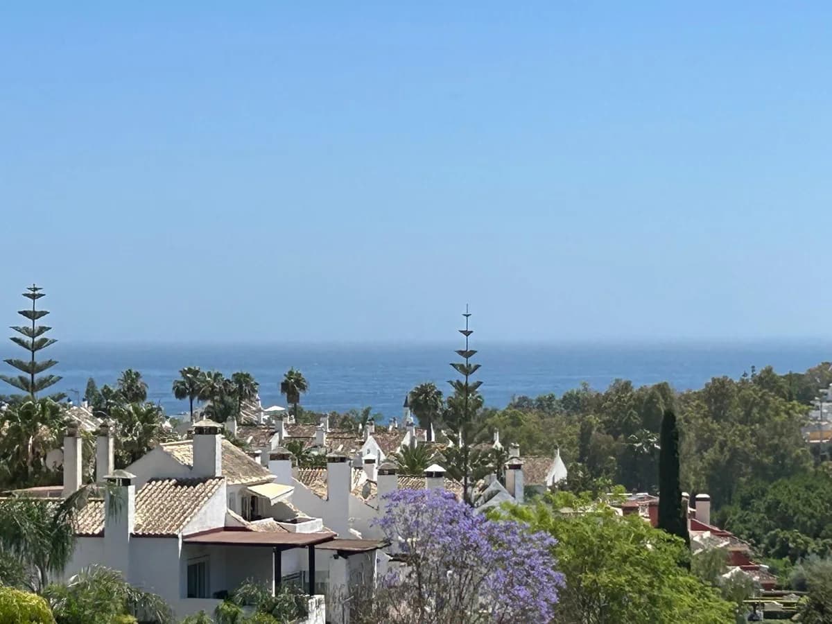 4 Bedroom Semi-Detached House for Sale in The Golden Mile, Málaga - Image 2